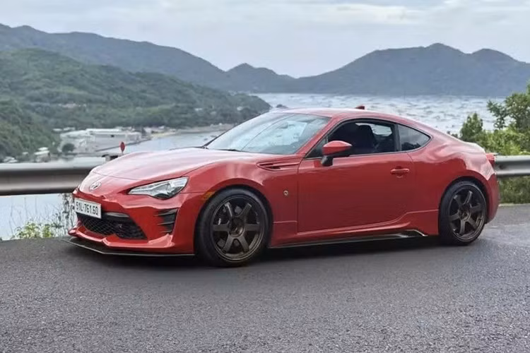 Mới đây, tay chơi siêu xe Cường Đô la đã làm 1 hành trình phượt ngắn đi Phú Yên, tỉnh Đắk Lắk. Nhưng khác với những lần sử dụng siêu xe đắt tiền, lần này là bạn đồng hành chính là chiếc xe thể thao Toyota 86 số sàn độ khủng của mình.