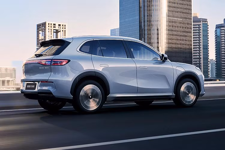 Dù có pin lớn hơn nhưng Geely EX5 2026 không thay đổi về mặt giá bán, vẫn dao động từ 109.800 - 145.800 Nhân dân tệ (khoảng 384 - 510 triệu đồng).