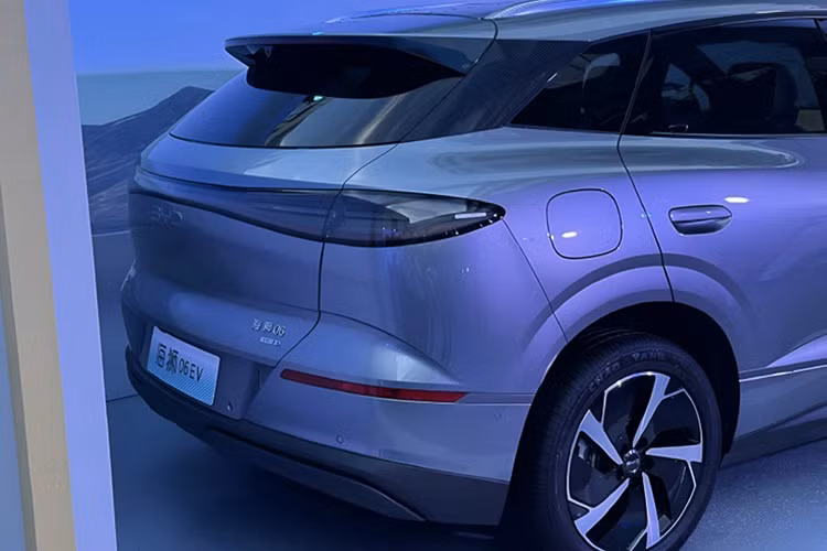 Phần đèn hậu LED của xe được thiết kế nối liền và tay nắm cửa bán lõm hiện đại, giống mẫu BYD Atto2 vừa ra mắt tại Việt Nam. BYD cung cấp tới 5 màu sơn ngoại thất và 2 tùy chọn màu nội thất, mang lại nhiều lựa chọn cho người dùng.