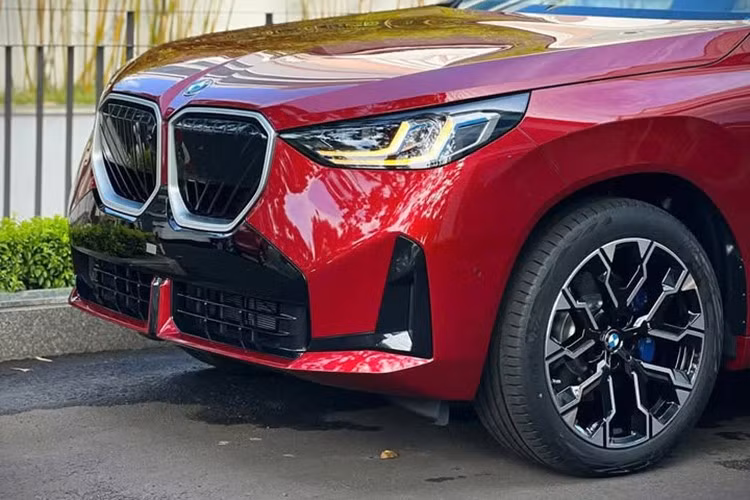 Tại Việt Nam, BMW X3 thế hệ mới gồm hai phiên bản: BMW X3 20 xDrive và BMW X3 20 xDrive M Sport. Cả hai đều được trang bị động cơ xăng hiệu suất cao 4 xy-lanh, dung tích 2.0L, ứng dụng công nghệ BMW TwinPower Turbo và Mild Hybrid 48 volt, sản sinh công suất lên đến 140kW/190 mã lực cùng mô-men xoắn 310Nm, tăng tốc 0-100km/h trong 8,5 giây.