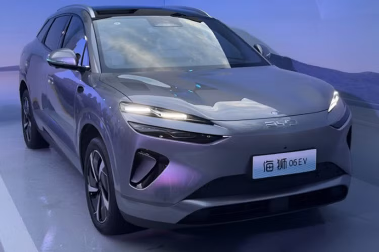 BYD Sealion 06 2025 mới sở hữu kích thước tổng thể Dài x Rộng x Cao lần lượt 4.810 x 1.920 x 1.675(mm), chiều dài cơ sở 2.820mm. Như vậy, phiên bản Sealion 06 mới có kích thước to hơn hẳn mẫu Sealion 06 ra mắt Việt Nam vào tháng 4 năm nay.