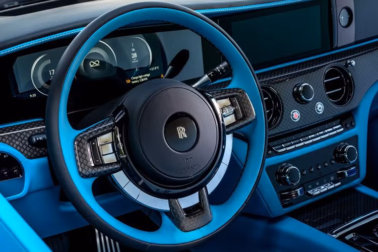 Tác phẩm nghệ thuật này được Feng sáng tạo như một cách kết hợp Linh Hồn Sáo Điệu với lụa cung đình Trung Hoa, và những chi tiết được thể hiện tỉ mỉ nhất có trong tác phẩm nghệ thuật vẽ tay của Gallery trong Phantom VIII. Chiếc sau cũng được hoàn thiện với hai tông màu – sự kết hợp của Ningye Purple, "một màu lấy cảm hứng từ bầu trời màu tím sẫm phía trên những đoạn xa xôi của Vạn Lý Trường Thành ở Trung Quốc.