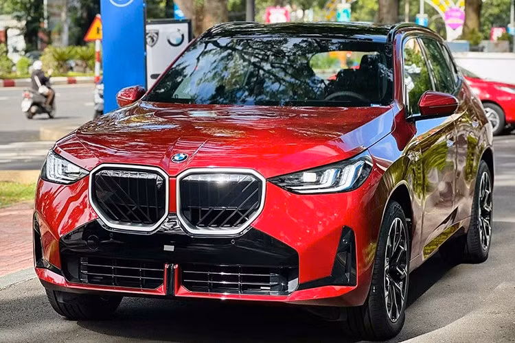 BMW X3 2025 trang bị nhiều công nghệ hỗ trợ lái tiên tiến, gồm: hệ thống cảnh báo va chạm phía trước; cảnh báo lệch làn đường; gói hỗ trợ lái Driving Assistant Plus với tính năng kiểm soát hành trình thích ứng (Adaptive Cruise Control). Gói hỗ trợ đỗ xe tự động Parking Assistant Plus thuộc trang bị tiêu chuẩn. Với việc tăng giá, xe sẽ có thêm cảnh báo điểm mù.