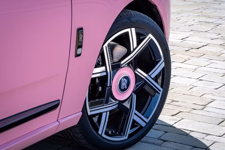 Cuối cùng nhưng không kém phần quan trọng, Black Badge Spectre, mẫu xe mới nhất của Rolls-Royce, sở hữu lớp sơn hai tông màu Aero với Xanh Qingshan và đen Diamond tương phản, trong khi lưới tản nhiệt phát sáng được hoàn thiện bằng màu Turchese. Bên trong, nội thất kép cũng được áp dụng với mặt trước bọc da Turchese và đen, trong khi hàng ghế sau màu đen với đường chỉ khâu và viền màu trắng tương phản.