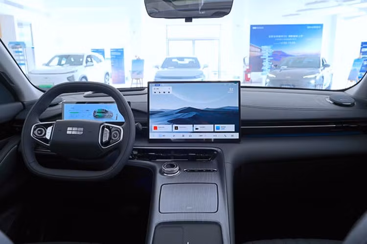 Trong khi đó, hệ truyền động của Geely EX5 2026 vẫn giữ nguyên như cũ. Xe dùng một mô-tơ điện nằm trên cầu trước với công suất tối đa 218 mã lực và mô-men xoắn cực đại 320 Nm. Nhờ đó, xe có thể tăng tốc từ 0-100 km/h trong 6,9 giây và đạt tốc độ tối đa 180 km/h.