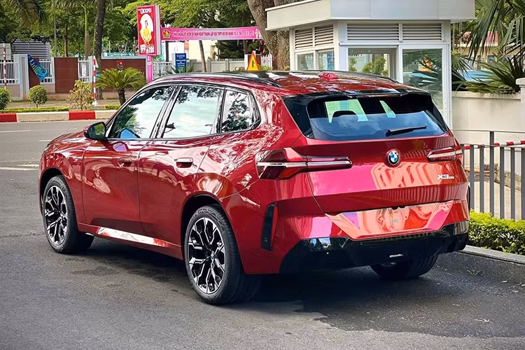 Tất cả phiên bản đều sử dụng hộp số Steptronic 8 cấp với lẫy chuyển số trên vô lăng và hệ dẫn động toàn thời gian thông minh BMW xDrive, mang lại khả năng phân bổ lực kéo linh hoạt trên cả bốn bánh xe. Ngoài ra, phiên bản BMW X3 20 xDrive M Sport được bổ sung chức năng Sport Boost cho những pha bứt tốc.