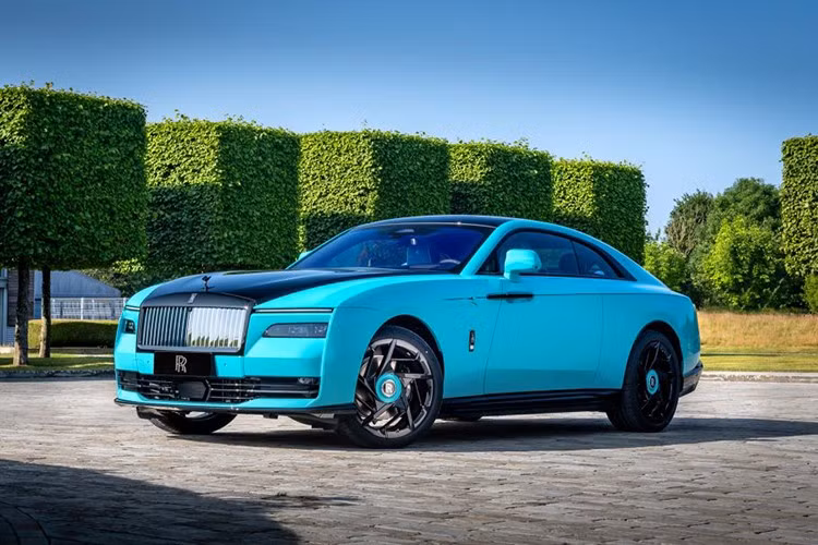 Vì vậy, không có gì ngạc nhiên khi cả ba mẫu xe đều có màu ngoại thất Bespoke mới dành riêng cho khách hàng của Private Office Shanghai. Mỗi tác phẩm đều lấy cảm hứng từ phong cảnh, nghệ thuật và họa tiết văn hóa địa phương, nhưng đều có chung một chủ đề - Linh Hồn Lụa.