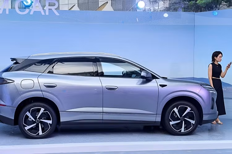 Trong khi đó, bản PHEV lại được ứng dụng công nghệ hybrid DM-i thế hệ 5. Cung cấp sức mạnh cho bản này là sự kết hợp của động cơ xăng 1.5L kết hợp mô-tơ điện, cho tổng công suất lên tới 215 mã lực. Người dùng có thể chọn hai gói pin cho bản PHEV gồm: 18,3 kWh (phạm vi chạy điện 93 km) và 26,6 kWh (130 km). Tổng phạm vi hoạt động tối đa đạt 1.670 km nhờ hệ thống quản lý năng lượng tích hợp cao.