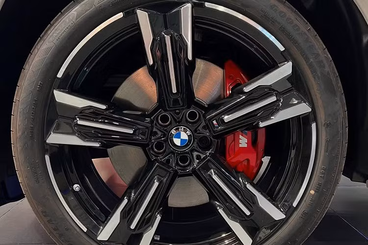 Thân xe được thiết kế chắc chắn với các tấm ốp nổi khối, nóc xe dốc về phía sau nổi bật tính thể thao của BMW X3. Vòm bánh xe sau mở rộng theo chiều ngang, tạo cảm giác vững chắc và bề thế. Đèn hậu xe cuốn hút với đồ họa ánh sáng dạng chữ X cách điệu, góp phần gia tăng sự mạnh mẽ và thể thao cho đuôi xe.