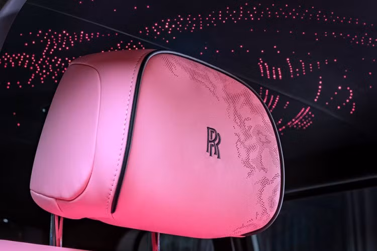 Rolls-Royce Cullinan Series II Black Badge sở hữu màu hồng Danqian Pink, cũng xuất hiện trên trung tâm bộ mâm đúc Black Badge 23 inch. Bên trong, ghế trước được bọc da Blushing Pink với họa tiết đục lỗ, trong khi ghế sau bọc da Navy với đường viền và đường chỉ khâu Blushing Pink. Họa tiết Silken Spirit cũng xuất hiện cả bên ngoài lẫn bên trong.