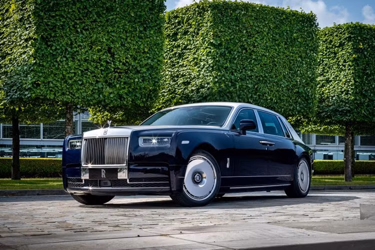 "Những tác phẩm nghệ thuật tranh tường này được tạo ra qua nhiều triều đại, phản ánh những lý tưởng trừu tượng đã định hình nên nền văn minh của đất nước chúng ta", Shuai Feng, nhà thiết kế Bespoke của Rolls-Royce tại Thượng Hải, giải thích.