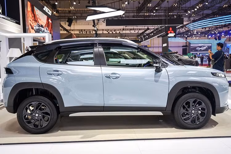 Suzuki Fronx được xếp vào phân khúc crossover cỡ nhỏ (CUV hạng A), với kích thước tổng thể dài 3.995 mm, rộng 1.765 mm, cao 1.550 mm và chiều dài cơ sở 2.520 mm. Thiết kế của Fronx mang phong cách crossover hiện đại với lưới tản nhiệt lớn, đèn LED sắc nét và kiểu dáng năng động.