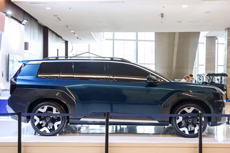 Ngoại hình của i2C được lấy cảm hứng từ hình tượng chim thần Garuda - một biểu tượng thiêng liêng trong văn hóa Indonesia và điêu khắc Champa cổ. Những chi tiết thiết kế mang dáng dấp của đầu sư tử, mỏ chim, thân người và chân thú, kết hợp với họa tiết batik truyền thống, tạo nên diện mạo độc đáo hiếm có trong phân khúc SUV điện hiện nay.