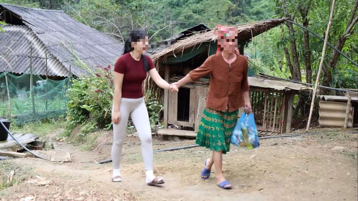 Không chỉ riêng việc mặc đi từ thiện mà không ít lần chiếc quần tập gym trở thành tâm điểm tranh cãi trên mạng xã hội vì được chủ nhân diện đi siêu thị, đón con, cafe, dạo phố,...