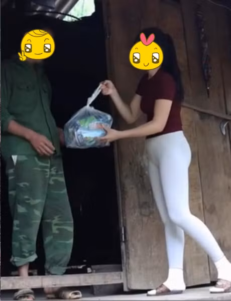 Đồ tập gym với chất liệu ôm sát, co giãn và thường để lộ đường nét cơ thể được cho là không phù hợp với không gian công cộng, đặc biệt là khi đi từ thiện thì càng không. Thậm chí, cô gái này còn chọn diện những outfit có màu tiệp màu da hoặc tông sáng nổi như hồng, trắng; thoải mái đi lại khắp nơi như trang phục đời thường.