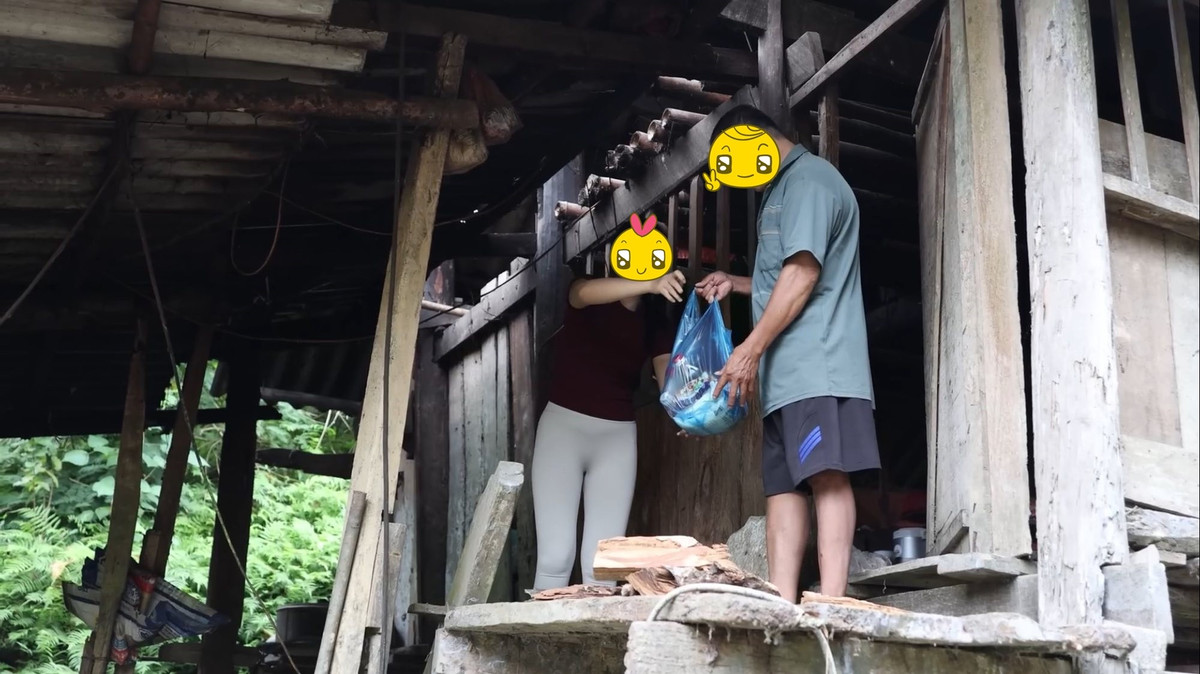 Chính sự chênh lệch giữa hành động đẹp và lựa chọn trang phục “kém phù hợp” đã khiến câu chuyện trở nên gây tranh cãi, tạo ra nhiều phản ứng trái chiều trên mạng xã hội.