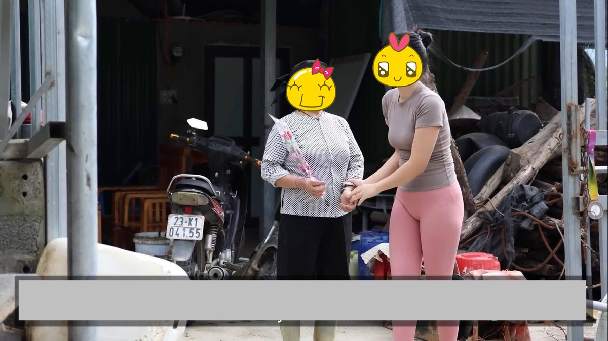 Theo nhiều người, quần tập gym vốn có chất liệu co giãn, ôm sát cơ thể, dễ lộ đường nét khi di chuyển; trong không gian cộng đồng hoặc ở vùng nông thôn, kiểu trang phục này càng dễ tạo cảm giác nhạy cảm, lệch tông.