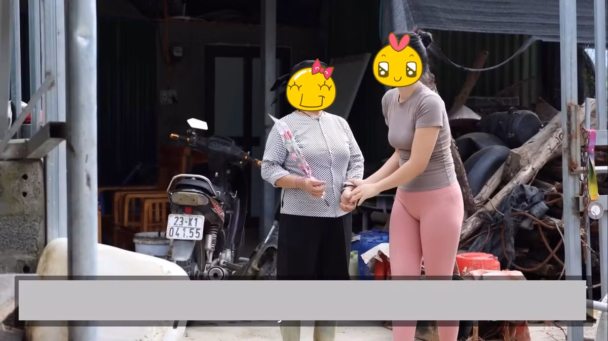 Theo nhiều người, quần tập gym vốn có chất liệu co giãn, ôm sát cơ thể, dễ lộ đường nét khi di chuyển; trong không gian cộng đồng hoặc ở vùng nông thôn, kiểu trang phục này càng dễ tạo cảm giác nhạy cảm, lệch tông.