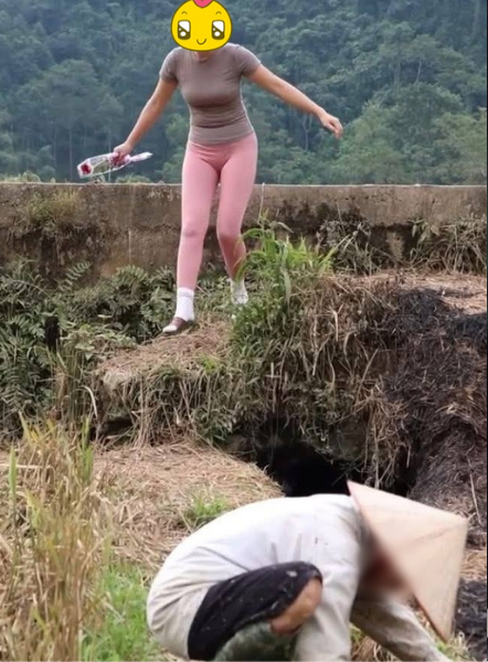 Không chỉ một mà nhiều lần khi đi tặng nhu yếu phẩm cho những gia đình khó khăn, hoa cho các cô, các gì nhân dịp ngày lễ, cô gái này đều chọn mặc quần tập gym.