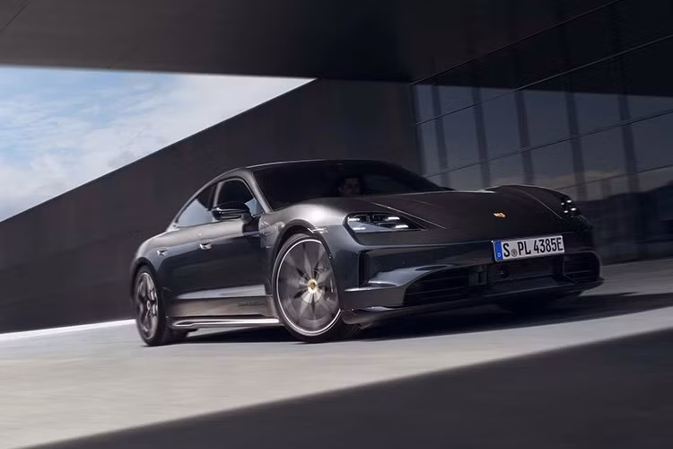 Dự kiến, mẫu xe thể thao chạy điện Porsche Taycan Black Edition sẽ được mở bán từ mùa thu năm 2025 tại nhiều thị trường, bao gồm cả khu vực châu Á. Porsche chưa công bố giá bán chính thức, nhưng dự kiến sẽ cạnh tranh hơn so với việc chọn cấu hình rời từng hạng mục.