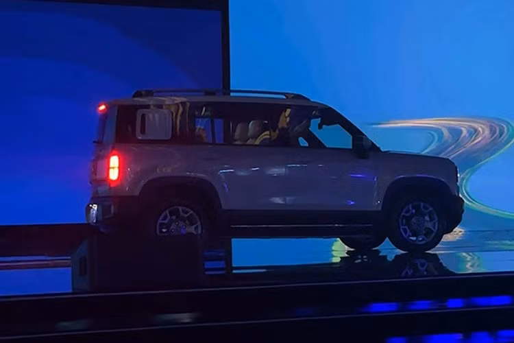 Một điểm nổi bật khác của mẫu xe là khả năng sạc nhanh và tính năng V2L, cho phép cung cấp điện cho các thiết bị bên ngoài với công suất lên tới 3,3 kW. Tính năng này giúp xe biến thành một nguồn điện di động, phù hợp trong các buổi dã ngoại hoặc tình huống khẩn cấp.