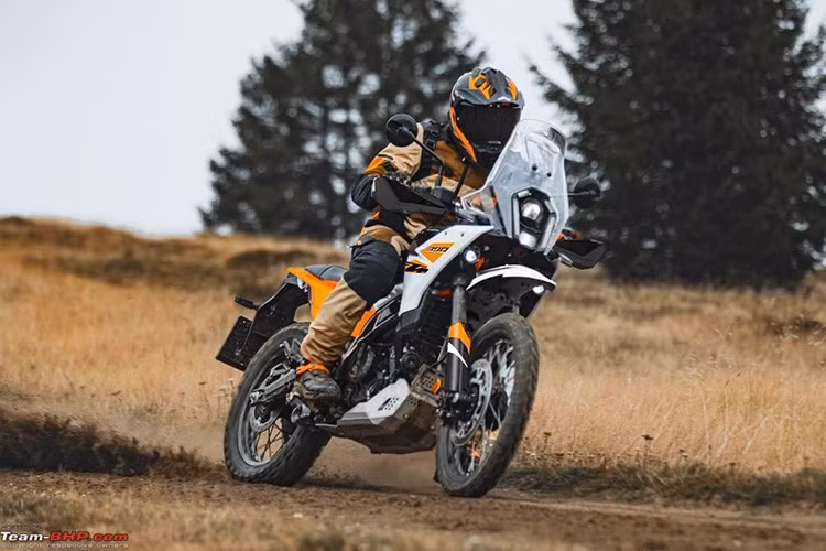 Dự đoán, mẫu xe KTM Adventure X 2025 mới này sẽ sớm được đưa về Việt Nam phục vụ các tín đồ đam mê dòng xe này. Mặc dù thương hiệu KTM chính hãng tại Việt Nam đã đóng cửa, nhưng dự đoán xe sẽ vẫn được nhập khẩu về từ phía các nhà nhập khẩu tư nhân.