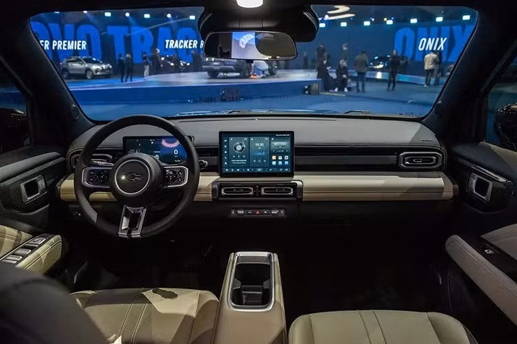 Bên trong xe, Chevrolet Spark EUV cũng sở hữu màn hình cỡ lớn trên mặt táp-lô của Baojun Yep Plus. Trang bị này bao gồm bảng đồng hồ kỹ thuật số 8,8 inch và màn hình cảm ứng trung tâm đặt nổi 12,8 inch. Bên cạnh đó là tính năng điều khiển bằng giọng nói, các chế độ nghỉ ngơi và cắm trại.