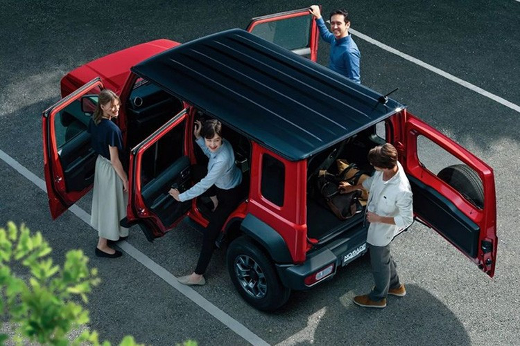 Nhiều khả năng Suzuki Jimny 2026 cũng không được thay đổi về mặt động cơ. Tại thị trường Nhật Bản, Jimny bản nội địa Nhật Bản vẫn dùng động cơ 3 xi-lanh, tăng áp, dung tích 660cc để tuân thủ quy định dành cho xe kei car. Trong khi đó, Suzuki Jimny Sierra và Jimny Nomade tiếp tục dùng động cơ 4 xi-lanh, hút khí tự nhiên, dung tích 1.5L.