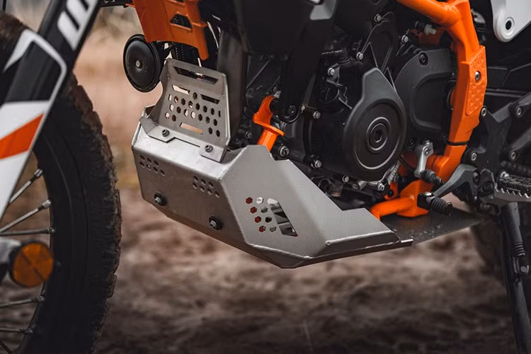 Sức mạnh đến từ động cơ xi-lanh đơn LC4c 399cc được đại tu lấy từ dòng xe Duke hiện tại – nghĩa là xe có công suất 44 mã lực tại 8500 vòng/phút và mô-men xoắn 39Nm tại 7000 vòng/phút.