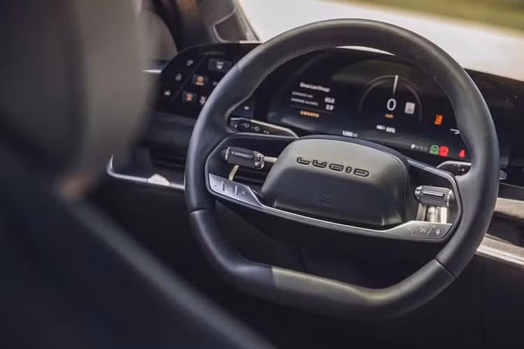 Từ lâu, Lucid đã định vị mình là đối thủ cạnh tranh trực tiếp của Tesla trong phân khúc xe điện hạng sang nhưng với thành tích lần này, thương hiệu trẻ tuổi từ California đang cho thấy họ có đủ tiềm lực để vượt lên về công nghệ.