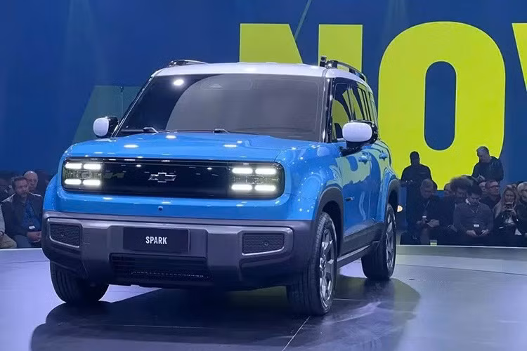 Chevrolet đã tìm ra giải pháp tận dụng tối đa liên doanh SAIC-GM-Wuling của mình, đó là bán các mẫu xe điện dựa trên ô tô Trung Quốc. Không chỉ Captiva EV, Chevrolet còn phát triển Spark 2025 phiên bản chạy điện mang tên EUV từ xe Trung Quốc.