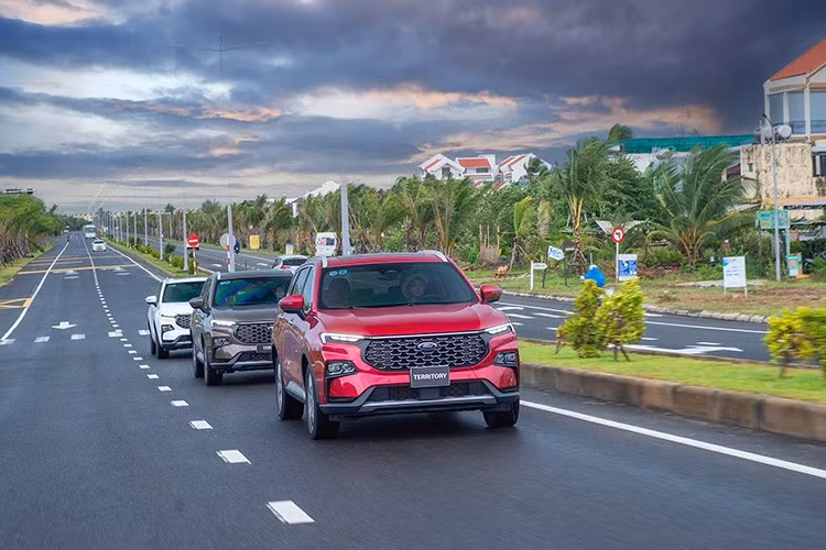 Ford: 4.167 xe ﻿Đứng thứ hai trong top hãng xe bán chạy nhất tháng là Ford với 4.167 xe. Lũy kế 6 tháng đầu năm 2025, Ford đã bàn giao tổng cộng 21.700 xe cho khách hàng. Cụ thể, Ford Ranger vẫn là mẫu bán tải bán chạy nhất Việt Nam và tiếp tục thống trị phân khúc với 1.181 xe, trong khi Everest và Territory cũng đạt doanh số khá cao, lần lượt là 1.122 và 1.109 xe.