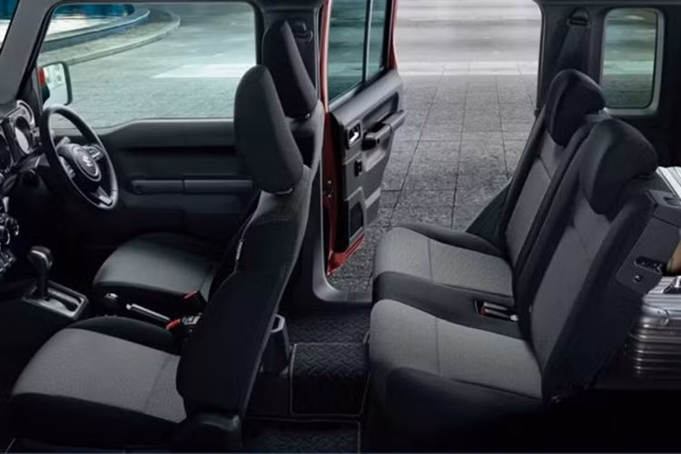 Lý do bắt nguồn từ thực tế khi hãng vẫn đang vật lộn xử lý lượng đơn hàng tồn đọng rất lớn, đặc biệt là với Jimny Sierra dành cho thị trường quốc tế và Jimny Nomade 5 cửa. Trước đó, Suzuki đã nhận được 50.000 đơn đặt hàng dành cho Jimny Nomade chỉ trong 4 ngày mở bán, tương đương với sản lượng trong khoảng 3,5 năm. Nhu cầu của khách hàng cao đến mức Suzuki đã phải tạm ngừng nhận đơn đặt hàng cho Jimny 5 cửa ở thị trường Nhật Bản.