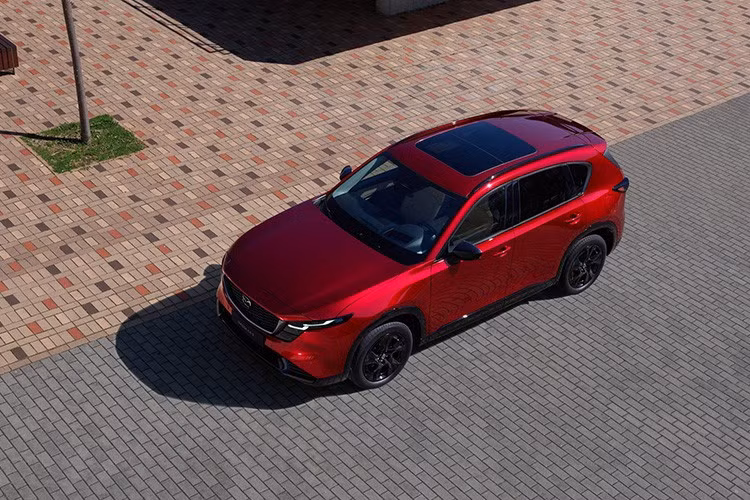 Hàng ghế sau là điểm cộng lớn với khoảng để chân và khoảng cách đầu gối rộng hơn đáng kể so với thế hệ trước. Mazda cũng mở rộng cửa sau và hạ thấp sàn khoang hành lý để giúp người dùng dễ dàng chất dỡ đồ. Nội thất xe được hoàn thiện bằng chất liệu cao cấp, kết hợp hệ thống đèn viền 7 màu tăng tính thẩm mỹ và cảm giác sang trọng cho cabin.