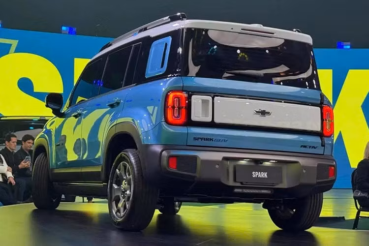 Tại thị trường Brazil, mẫu xe điện Chevrolet Spark EUV 2025 giá rẻ sẽ có hai cấu hình nội thất là 4 chỗ và 5 chỗ. Khả năng cách âm của xe cũng đã được nâng cấp tốt hơn so với những chiếc xe bản máy xăng trước đó.