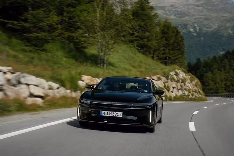 Chiếc xe lập kỷ lục thuộc phiên bản Lucid Air Grand Touring phân phối tại thị trường châu Âu, sử dụng hệ dẫn động bốn bánh toàn thời gian nhờ 2 mô-tơ điện độc lập. Cấu hình này sản sinh công suất lên tới 820 mã lực cùng mô-men xoắn 1.200 Nm – cho phép xe tăng tốc từ 0-100 km/h chỉ trong 3,2 giây và đạt tốc độ tối đa 270 km/h.