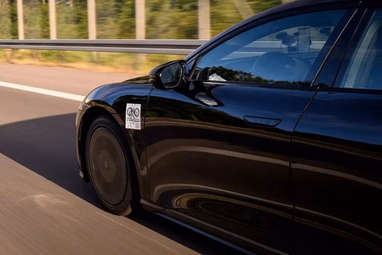 Theo tiêu chuẩn WLTP, mẫu xe vốn đã có khả năng di chuyển 960 km mỗi lần sạc nhưng trong hành trình vừa qua đã vượt xa con số đó thêm 245 km – một minh chứng rõ ràng cho khả năng tối ưu năng lượng cực cao của xe.