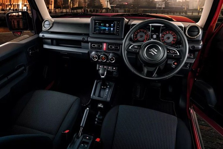 Về mặt thiết kế, Suzuki Jimny 2026 dự kiến sẽ giữ nguyên như cũ. Điều này sẽ không ảnh hưởng nhiều vì những người yêu thích Jimny thường là các tín đồ off-road và họ không quá bận tâm đến việc xe có được làm mới ngoại hình hay không. Các phương tiện truyền thông Nhật Bản cho biết Suzuki cũng không có kế hoạch tung ra bản đặc biệt của Jimny trong đợt cập nhật này.