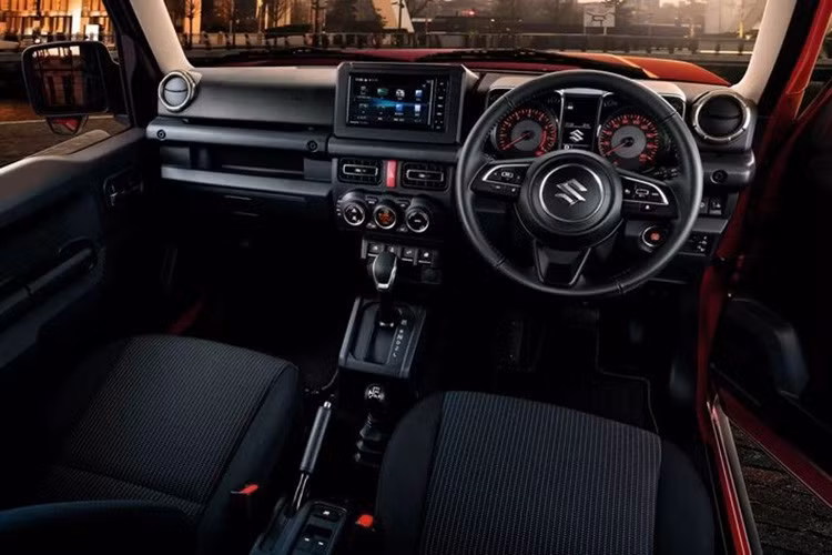 Về mặt thiết kế, Suzuki Jimny 2026 dự kiến sẽ giữ nguyên như cũ. Điều này sẽ không ảnh hưởng nhiều vì những người yêu thích Jimny thường là các tín đồ off-road và họ không quá bận tâm đến việc xe có được làm mới ngoại hình hay không. Các phương tiện truyền thông Nhật Bản cho biết Suzuki cũng không có kế hoạch tung ra bản đặc biệt của Jimny trong đợt cập nhật này.