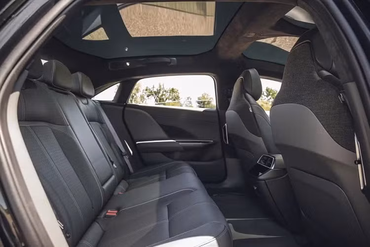 Bài toán “lo sợ hết pin giữa đường” vốn là rào cản lớn nhất khiến nhiều người dùng xe điện hiện nay e ngại khi chuyển từ thói quen ôtô động cơ đốt trong giờ đây dường như đang được giải quyết triệt để.