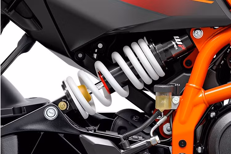 KTM 390 Adventure X mới cũng có các cùm công tắc được cập nhật để điều khiển các hệ thống mới, bao gồm nút điều khiển hành trình và công tắc bật tắt để tăng hoặc giảm tốc độ.