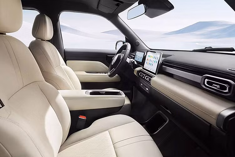 Theo công bố của nhà sản xuất, Chevrolet Spark EUV có chiều dài 3.996 mm và chiều dài cơ sở 2.560 mm. Với kích thước này, Spark EUV trở thành mẫu xe nhỏ nhất trong danh mục sản phẩm của Chevrolet. Xe có mô-tơ điện đặt trước, cho công suất tối đa 75 kW (khoảng 101 mã lực) và mô-men xoắn cực đại 179 Nm. Tốc độ tối đa của xe đạt 150 km/h.