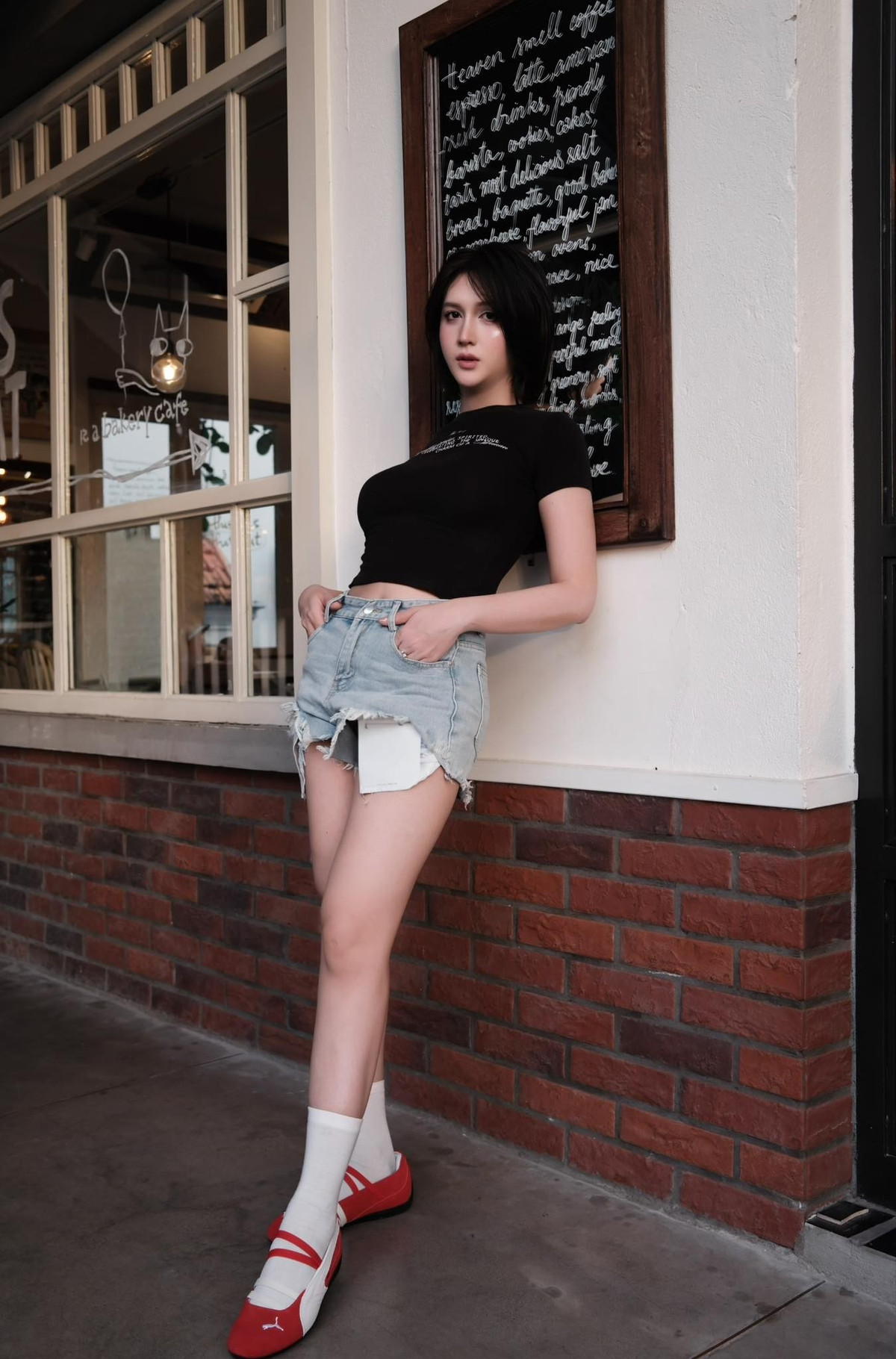 Hoàng Học cũng không ngần ngại chia sẻ về cuộc sống của mình một cách gần gũi, hài hước.