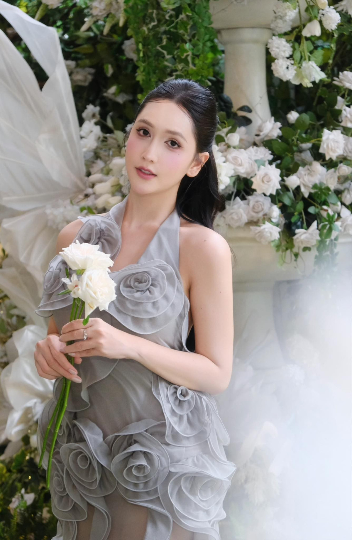 Hoàng Học sinh năm 1997 tại TP Hồ Chí Minh và được nhiều người mệnh danh là "nữ thần chuyển giới" nhờ sở hữu nhan sắc xinh đẹp, nữ tính như búp bê.