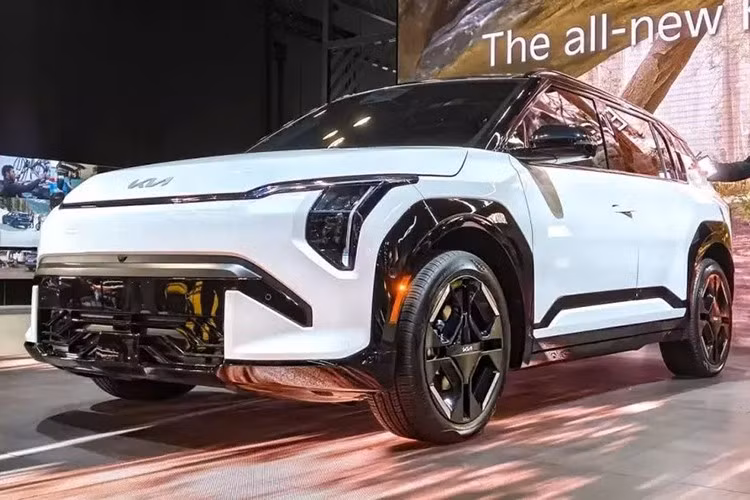 Được xem là mẫu xe điện dễ tiếp cận nhất trong dải sản phẩm của Kia tại Bắc Mỹ, EV3 mở ra cơ hội sở hữu xe điện cho một nhóm khách hàng hoàn toàn mới. Chiều dài cơ sở 2.680 mm khiến xe nhỏ hơn nhiều so với Kia EV9 ba hàng ghế. Tuy nhiên, Kia EV3 không tạo cảm giác là một sản phẩm bị cắt giảm hay sao chép.