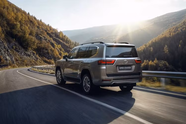 Land Cruiser 300 Hybrid 2026 sử dụng hệ truyền động gồm động cơ xăng V6 3.5L tăng áp kép kết hợp mô-tơ điện, cho tổng công suất 457 mã lực và mô-men xoắn 790 Nm. Mô-tơ điện được đặt giữa động cơ đốt trong và hộp số tự động 10 cấp, truyền lực tới cả bốn bánh.