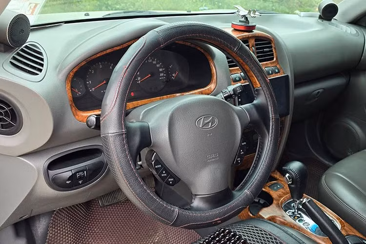 Xe được trang bị 5 cửa, dẫn động cầu trước (FWD), hệ thống an toàn cơ bản với phanh ABS, EBD cùng nhiều tiện ích như điều hòa tự động, màn hình giải trí, âm thanh Sub woofer cho trải nghiệm nghe nhạc sâu lắng.