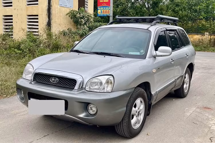 Trong phân khúc ôtô cũ giá rẻ tại Việt Nam, những mẫu SUV gầm cao đời sâu vẫn thu hút sự quan tâm lớn của nhiều gia đình ngoại thành và những người lái mới nhờ không gian rộng rãi và chi phí vận hành hợp lý. Nổi bật trong số đó là Hyundai SantaFe Gold sản xuất năm 2004.