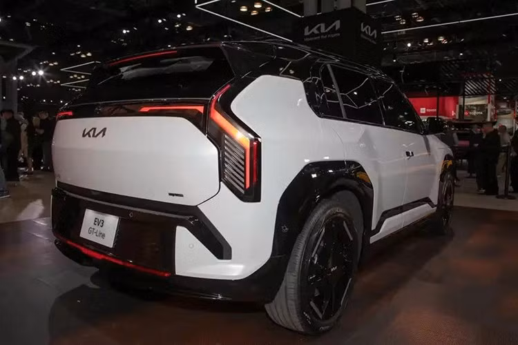 Nền tảng khung gầm của mẫu xe SUV điện cỡ nhỏ Kia EV 3 2026 mới tại thị trường Mỹ là kiến trúc E-GMP chuyên dụng cho xe điện, tương tự các mẫu lớn hơn như EV9, nhưng sử dụng hệ thống điện 400 V thay vì 800 V.