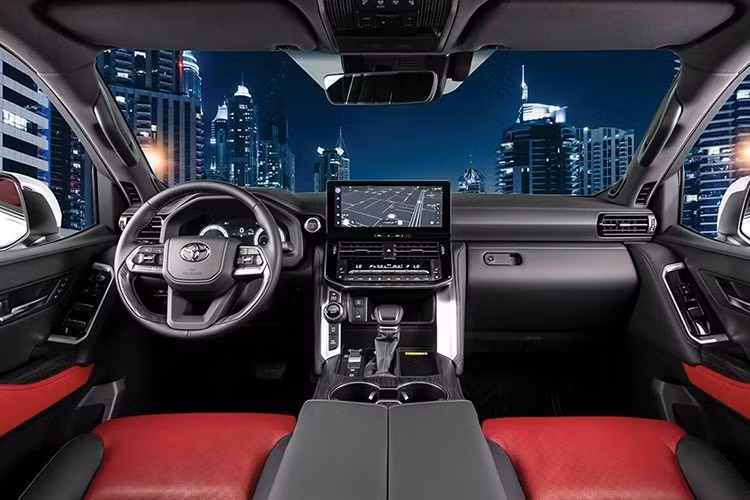 Toyota cho biết phiên bản hybrid có khả năng tăng tốc tốt hơn khoảng 40% so với bản máy dầu 3.3L, đồng thời cải thiện độ nhạy chân ga và độ mượt khi vận hành.